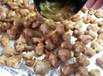 step4: 將已焗好10分鐘的雞軟骨取出,加入調味料拌勻,放回焗爐焗多3分鍾即可