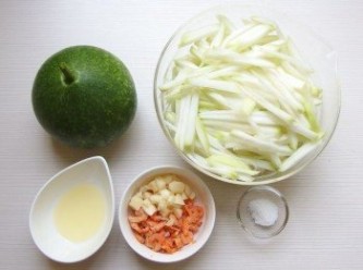 step1: 準備所有材料。將蒲瓜去皮切成絲,蝦米清洗乾淨浸泡5分鐘(蝦米水留下備用)。蒜頭拍碎。
