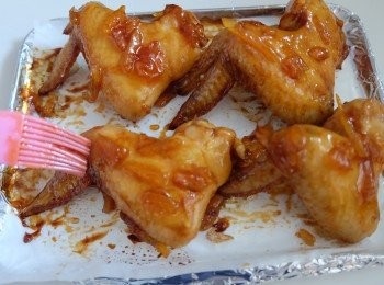 step8: 反轉<a href="https://bit.ly/3zHU5V3" target="_blank" data-keyword="雞翼" class="guide-link"><strong>雞翼</strong></a> <span style="display:inline-block;vertical-align:middle;margin-top:-3px;color:initial;border-radius:3px;padding:2px 3px;font-size:12px;line-height:14px;background:#87d300;color:#fff;">即買</span> ，在雞皮一面塗上<span class="group_3">柚子蜜汁</span>