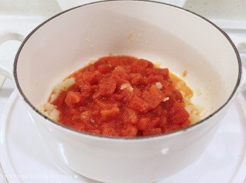 step7: 倒入番茄粒炒一下。