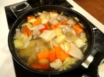 step3: 鍋中加入1500cc的水煮沸，放入豬小排骨煮滾15分鐘，陸續放入紅蘿蔔、馬鈴薯、洋蔥、蕃茄，繼續大火煮滾15分鐘後轉小火，蓋上鍋蓋悶煮。