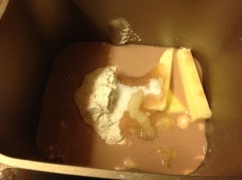 step2: 加入所有材料(提子乾外)到麵包機內, 酵母加入酵母格, 開勳麵團模式直至完成