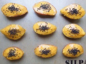 step5: 表面抺上蛋汁，灑上黑芝麻粒。