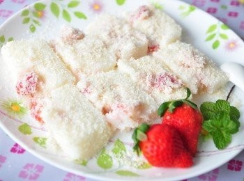 step5: 香香QQ的草莓雪花糕完成囉! 有兩種吃: 1.<span class="group_2">粉糊</span>再調味時，可以加多一點鷹牌煉奶，這樣完成品吃起來就會有甜味! 2.<span class="group_2">粉糊</span>調味略帶甜味即可，可在完成品上再擠上鷹牌煉奶食用更甜蜜可口!