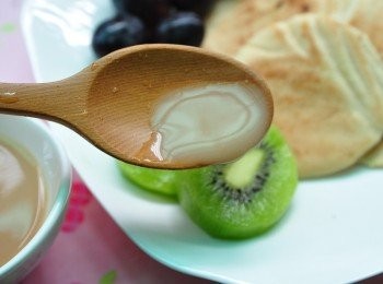 step4: 再用少許的米漿加上少許的蜂蜜淋上水果與鬆餅上即可