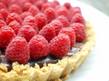 step6: 放上新鮮水果在表面作裝飾即成！