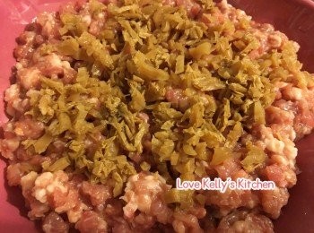 step2: 肉碎用<span class="group_2">調味料</span>先醃30分鐘，然後放入碟內，將切好的梅菜粒放面，放入蒸爐100度/隔水大火蒸15分鐘，最後灑上蔥花便完成