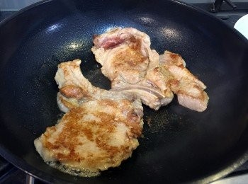 step3: 豬扒用中火煎香2面，再用中小火煎至熟，上碟備用。
