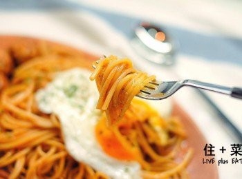 step4: 意粉上碟 , 放上太陽蛋 ,再磨一點黑椒
大功告成 !