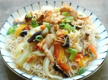 step17: 色香味俱全,不需過多的油脂也可以炒出好吃的米粉,每一口都能嚐到100%純米米粉自然的米香,口感Q彈且好消化。也是我家最愛的台灣經典小吃^_^