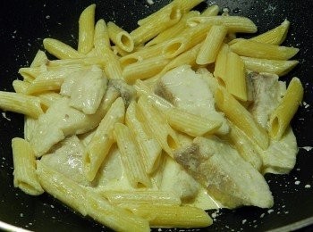 step4: 再下筆管麵拌炒一下，加鹽調味