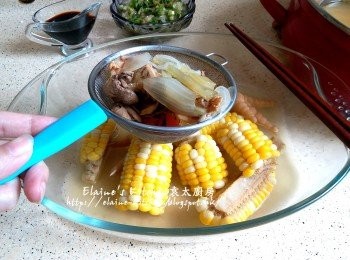 step17: 雞湯煲好後將粟米及<a href="https://bit.ly/3kLFTWO" target="_blank" data-keyword="雞腳" class="guide-link"><strong>雞腳</strong></a> <span style="display:inline-block;vertical-align:middle;margin-top:-3px;color:initial;border-radius:3px;padding:2px 3px;font-size:12px;line-height:14px;background:#87d300;color:#fff;">即買</span> 盛起 , 湯用隔篩隔去材料