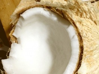 step1: 先開椰子，底部切開，倒出椰汁，再中間切開，取椰肉。（沒切好(ˉ▽￣～) ）