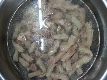 step3: 煮熟鴨舌後倒去熱水,加入食用冰水浸10分鐘以上(浸冰水作用是令鴨舌更爽口)