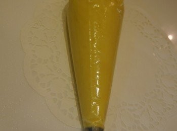 step5: 花嘴不可以太小喔~不然麵糊會不好擠出~