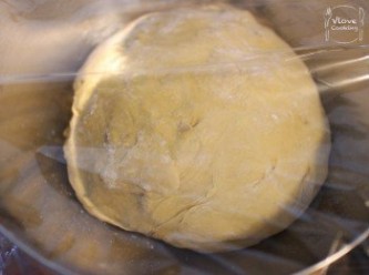 step5: 之後取出滾圓放入容器內, 蓋上濕布或保鮮紙, 發酵至2倍大(約1小時)- 第1次發酵