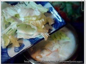 step5: 步驟5最後再放入高麗菜入鍋，即可離火。