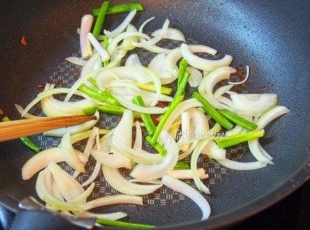 step2: 原鑊炒香洋蔥，薑和蔥