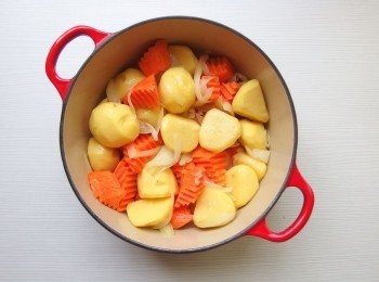 step4: 加入馬鈴薯，紅蘿蔔做翻炒。