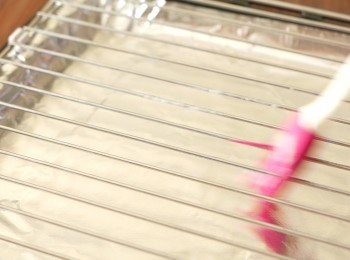 step1: 在烤盤上鋪上錫紙，放上網架後，在網架上掃油。