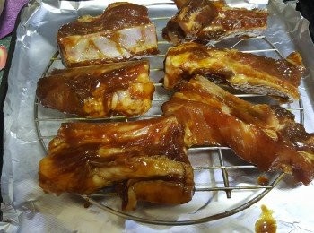 step2: 預熱焗爐180度15分鐘，焗盆放上錫紙再放上蒸架和金沙骨，焗10分鐘