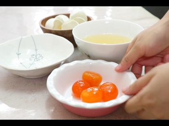 step2: 咸蛋黃以180'C焗8-10分鐘至全熟，備用。