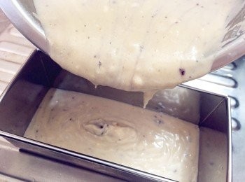 step6: 蛋糕麵糊倒入焗模內。