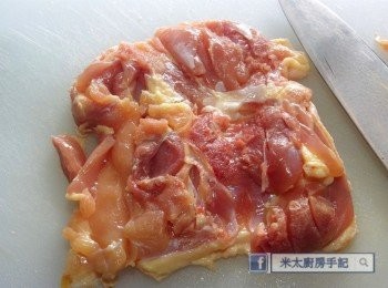 step2: 在厚肉的地方淺切幾刀。