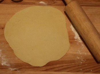 step7: 先拿一個小麵團用桿麵杖桿成圓薄片，直徑約 22cm , 0.2-0.3cm 厚。