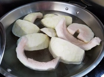 step2: 再將柚皮用滾水煮5分鐘(落柚皮後水滾起計)