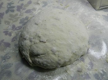 step3: 第一次發酵完成，放入火腿丁，再按一次麵團功能，有揉勻就可取出，讓麵團休息10分鐘