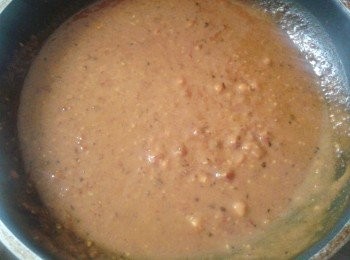 step2: 熱鍋下油，放蒜蓉，再放下所有沙嗲醬調味料，煮沸後盛起備用