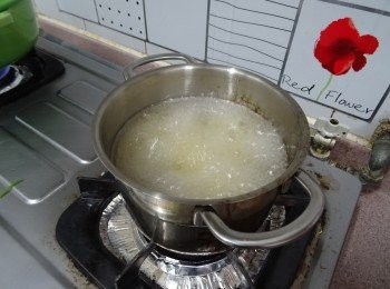 step5: 小火炸至熟透，再轉中火逼出油份及至金黃便完成。