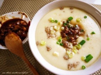 step7: 蒸好後在鋪上少許的肉末與葱末。