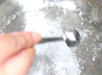 step17: 烹煮水餃
通常, 會在水中加入食鹽及些許的油。給<span class="group_1">水餃皮</span>帶上些許的味道, 以及預防餃子黏在一起。

在煮的時候, 偶爾推一推水餃, 就更不會沾黏在一起了。