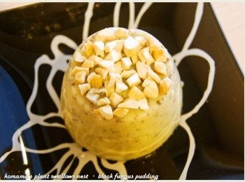 step3: 將4顆腰果用小刀切成顆粒狀後，撒放在黑木耳雪綿酪上。