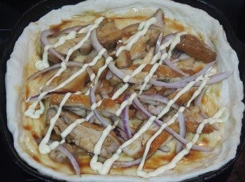 step8: 放上洋蔥絲，照燒雞件，擠上蛋黃醬。