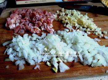 step2: 期間將蒜頭 , 洋蔥去衣切粒 , 煙肉切細片