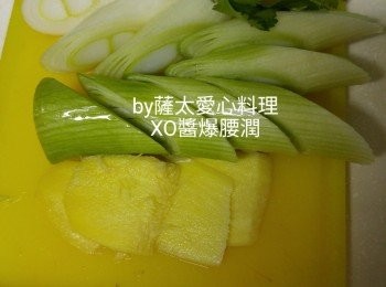 step1: 豬腰𠝹十字花， 切大塊，浸水備用 。豬潤切片浸水備用，杞子木耳浸水， 京葱斜刀切片。