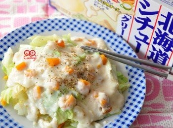 step4: 最後灑些義大利香料，輕鬆兩三下就完成一道完美的奶香濃醬青蔬囉!