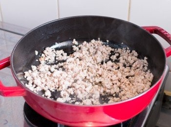 step3: 以中火燒熱鍋子，加少許油，下豬肉兜炒約 2 分鐘。