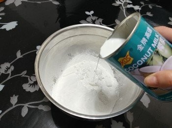 step2: 糯米粉及澄麵過篩加入椰漿攪至順滑無粉粒