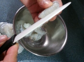 step1: 蝦肉解凍後將蝦背用刀界開,去除蝦腸