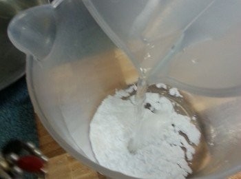 step11: 澄麵用10g熱水倒入拌勻,蓋上蓋焗片刻