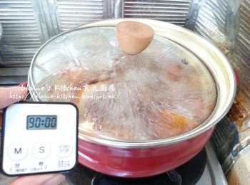 step6: 煲15分鐘至滾起後蓋上蓋轉慢火煲 1 1/2小時