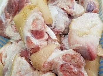 step1: 先麻煩肉檔代勞，略燒去及刮去豬手表面的毛髮，切件。回家後洗乾淨豬手。

將豬手放入滾水，滾5分鐘，拿出。用自來水沖洗表面的污垢物。