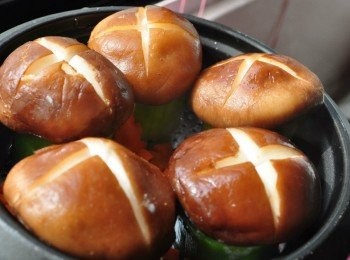 step8: 待鍋內黃瓜鑲肉的肉約莫蒸熟食，再將香菇蓋在大黃瓜上頭繼續蒸煮約15分鐘即可起鍋先擺盤