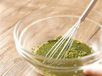 step3: 牛奶部份-抹茶蛋白燉奶 做法：
混合抹茶粉和黑糖，加入熱水攪拌至抹茶粉和黑糖完全溶化。