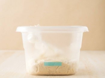 step9: 將麵團放入透明容器中，壓平後置於室溫
(貼上膠帶，標示出最初的高度！)