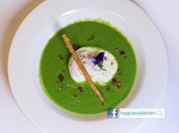 step9: 雞蛋放入熱水中加熱半分鐘。上碟，先放水煮蛋，倒入西洋菜湯，加入煙肉粒和炸豬皮。澆上少許橄欖油。完成。